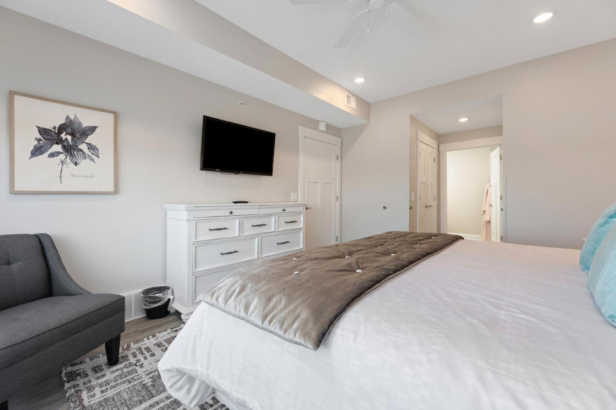 Kasa 539 Bay Street Traverse City Room photo
